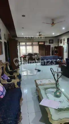 Jual Cepat! Rumah dan Kos Hanya 5 Menit ke Stasiun dan Gerbang To
