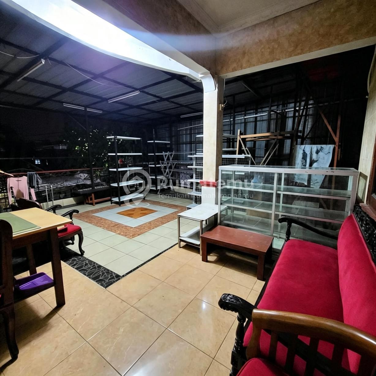 Dijual Rumah Toko 2 Lantai Sangat cocok digunakan untuk usaha retail Susukan, Ciracas, Jakarta Timur