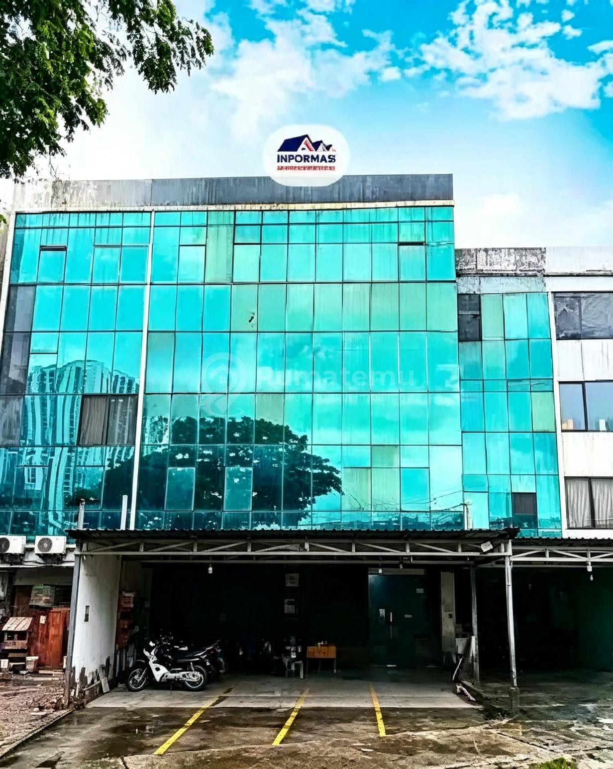 Disewakan atau Dijual Cepat 3 Ruko Gandeng ( Gedung Mini ) di Ringroad Daan Mogot, Semanan Raya, Jakarta Barat.
