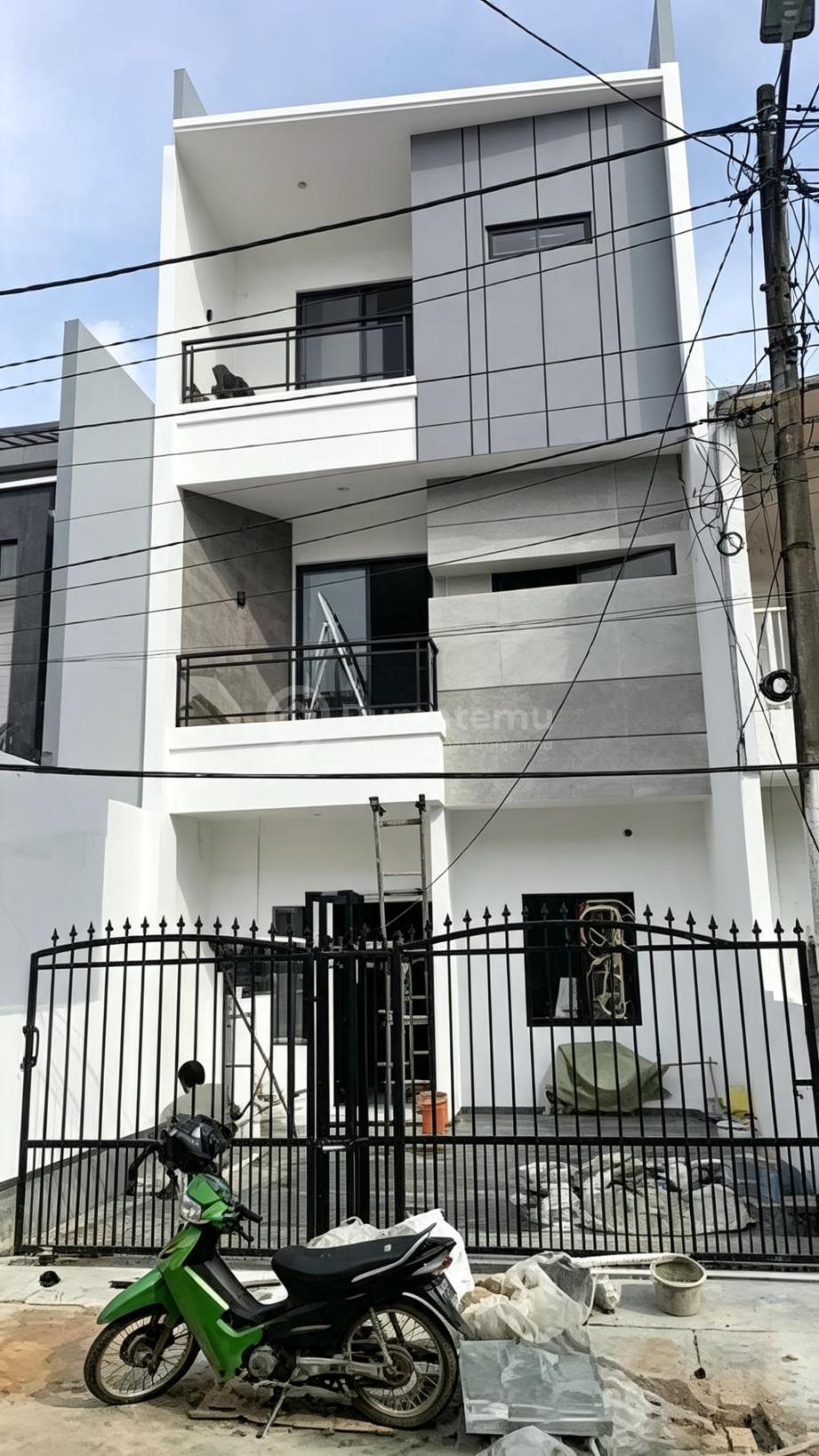 Dijual Rumah 3 Lantai Hadap Barat Laut @Citra 3