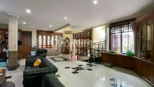 Rumah Mewah 2 Lantai Strategis Siap Huni