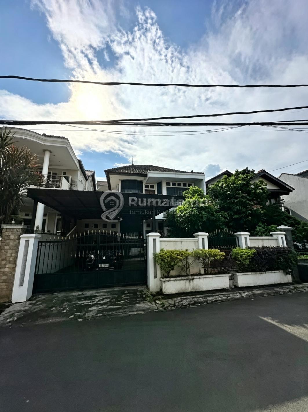 Rumah Secondary Dalam Komplek di Ciracas