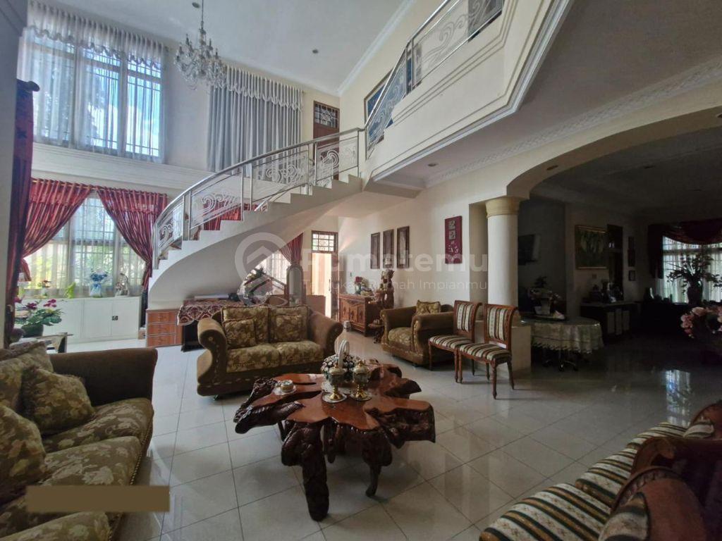 Rumah Mewah di Panakkukang Makassar – SHM, LT 1.000 M², 9 KT, Carport 6 Mobil!