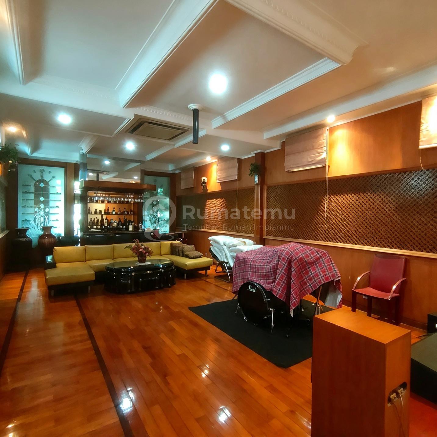 Dijual Rumah Mewah 2,5 Lt 7 BR Main Road Terusan Jl. Jakarta Bandung
