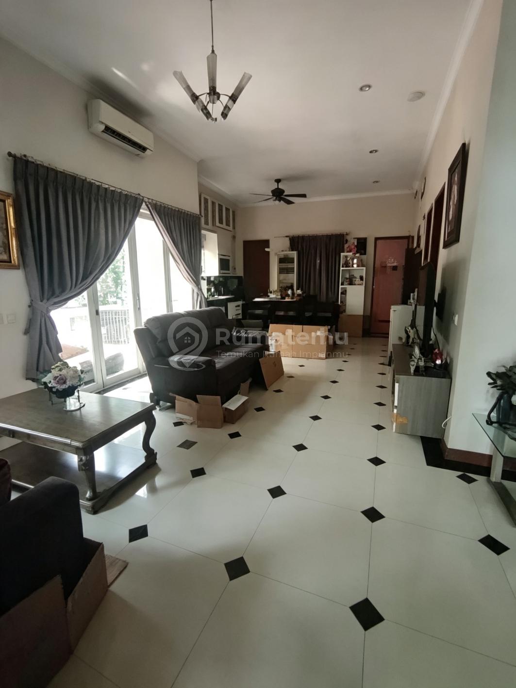 Dijual Rumah Cantik dalam Cluster Barcelona Hook Banyak Taman