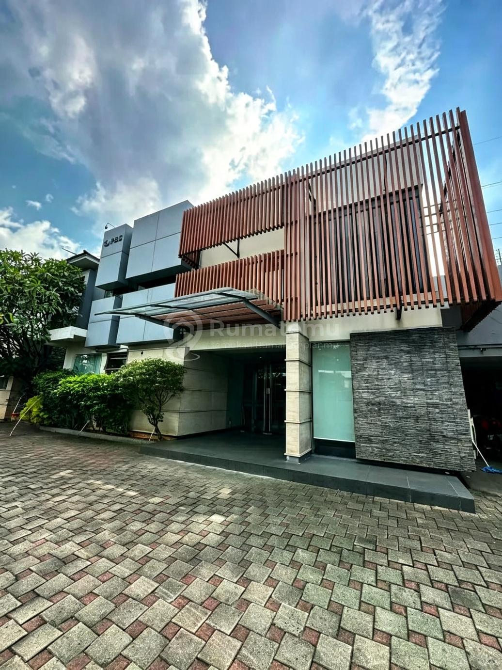 SEWA RUMAH KOMERSIAL 2 LANTAI DI SISINGAMANGARAJA, DEKAT SCBD