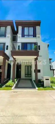 Rumah 3 lantai siap huni 3 kamar tidur row jalan luas Lavon 3 Tangerang