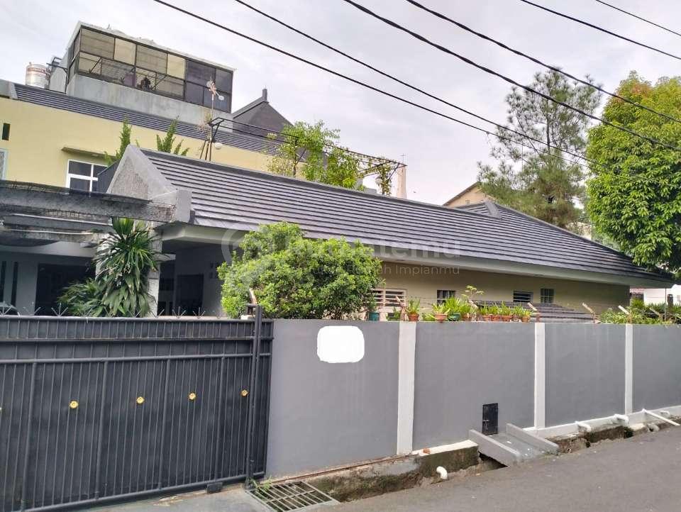 Dijual rumah dengan posisi Hook komplek strategis cantik di Jati, Pulo Gadung