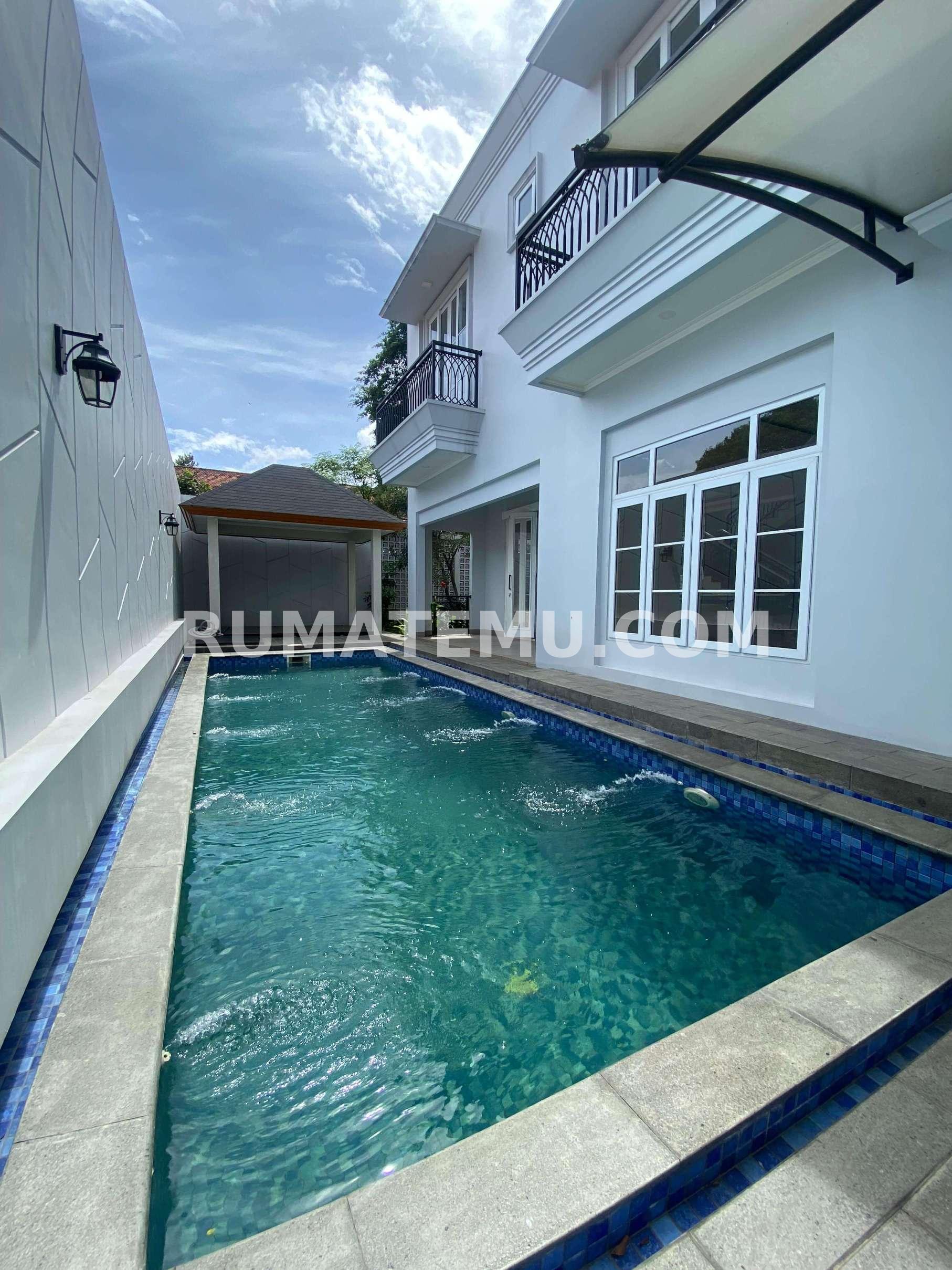 Dijual Rumah Baru Mewah dengan Taman dan Swimming Pool di Area Elite Brawijaya Darmawangsa, Balkon Disetiap Kamar