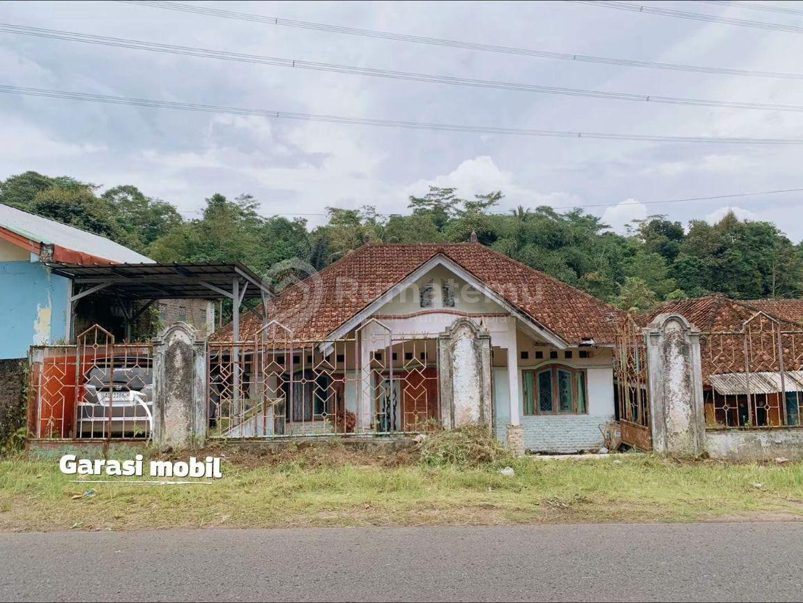 TASIKMALAYA. RUMAH DI MANONJAYA DENGAN HALAMAN LUAS PLUS KOLAM