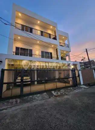 Rumah Modern Tropis Dalam Komplek di Jatibening