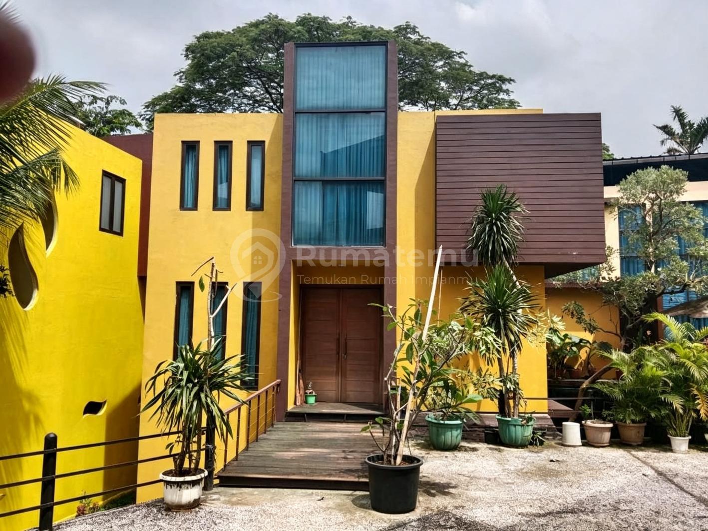 Jual Town house B U dengan swimming pool lokasi strategis di Kemang, Bangka