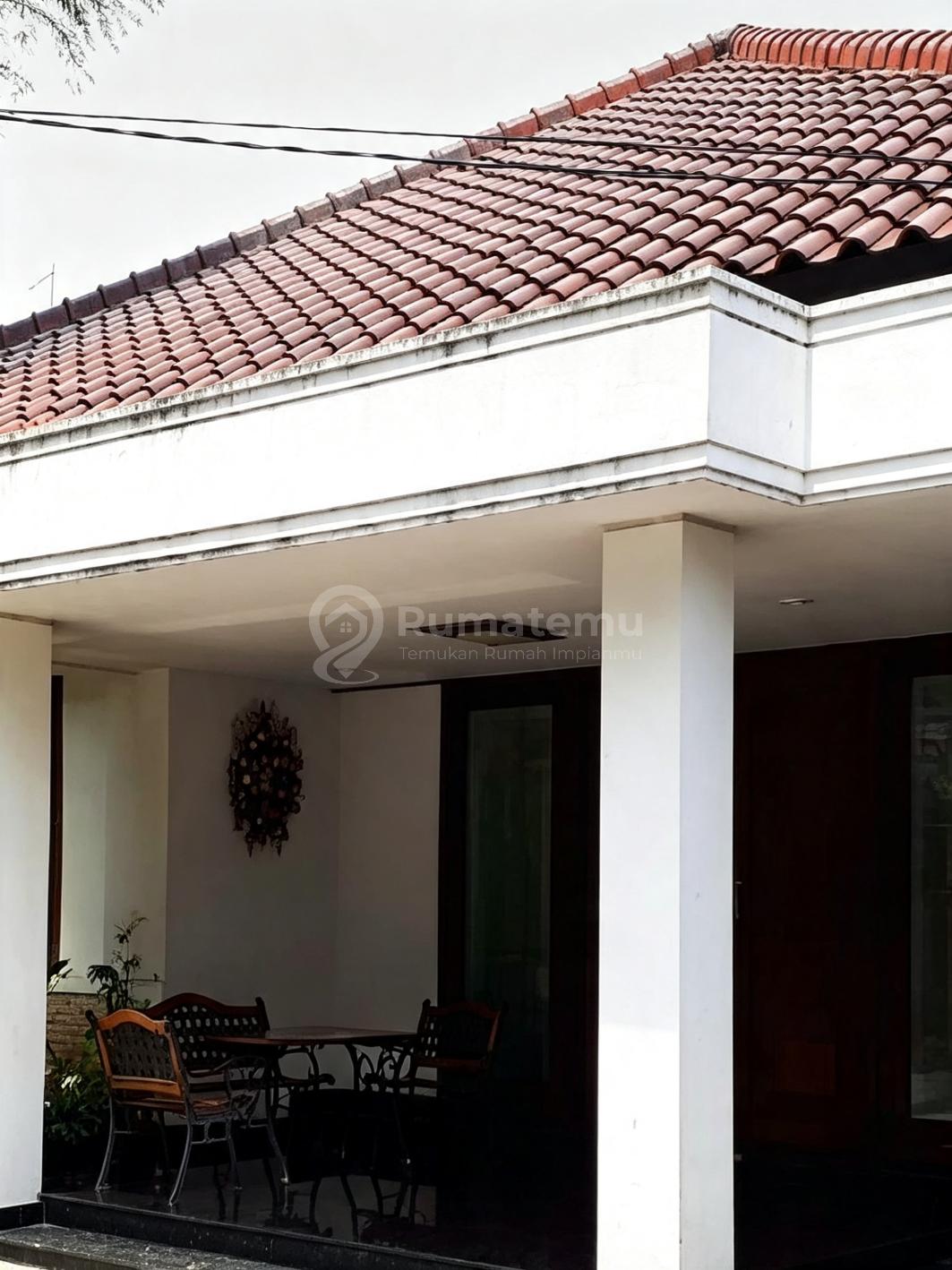 Jual rumah 2 lantai + swimming pool di pusat kota Menteng Kimangun Sarkoro, Menteng, Jakarta Pusat
