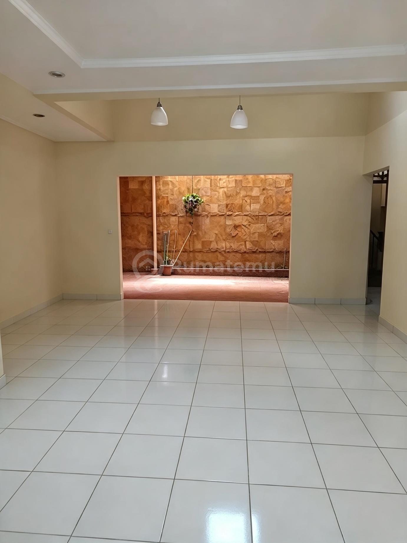 Rumah, 2 Lantai, SHM, Dekat Universitas, Bebas Banjir
