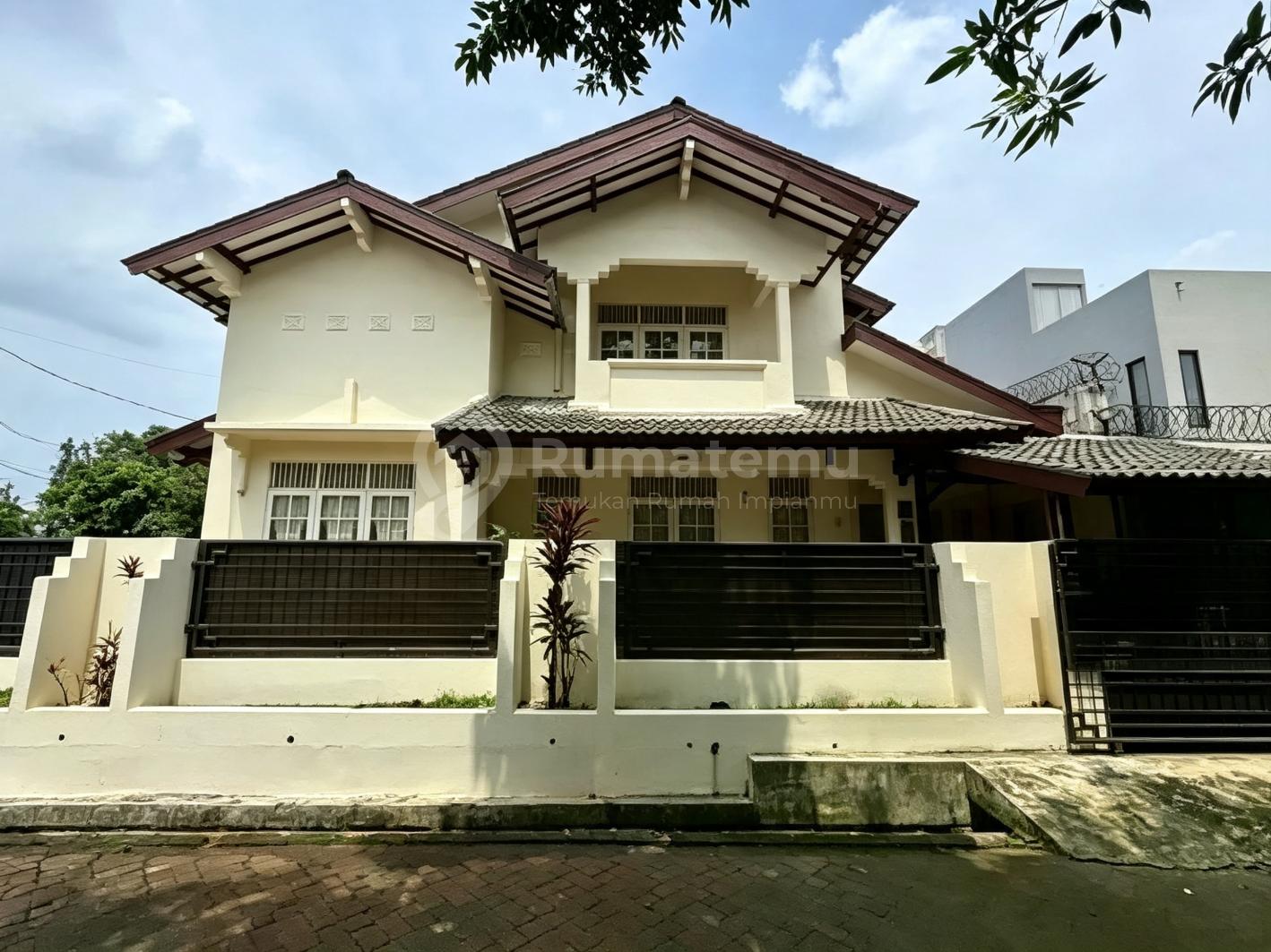 Rumah Bagus Asri Siap Huni Hadap Taman Dalam Komplek Bintaro Jaya