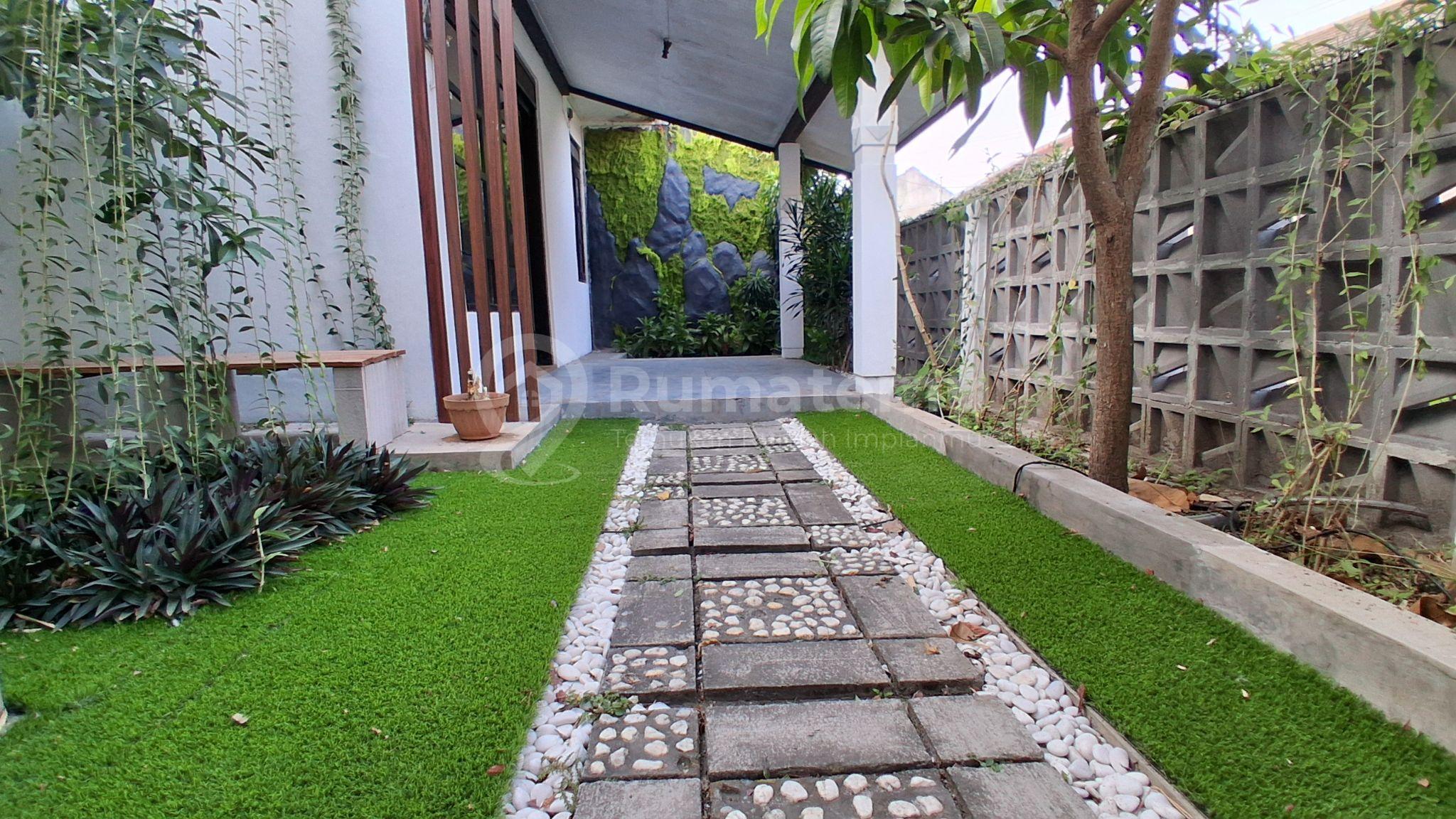 RUMAH DIJOGJA DALAM PERUMAHAN DEKAT STADION MAGUWOHARJO HALAMAN LUAS DIBELAKANG RUMAH TEMPAT SLOW LIVING BERSAMA KELUARGA