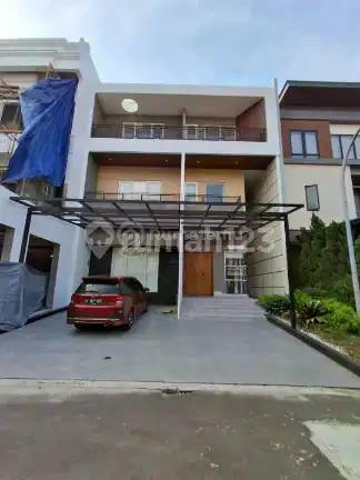 Rumah 3 Lantai di Onyx Alam Sutera