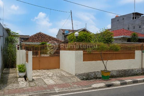 RUMAH KEBON JERUK HITUNG TANAH DEKAT KAMPUS BINUS JAKARTA BARAT
