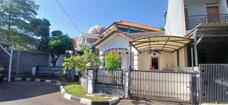 Rumah Klasik Tropis 3 Kamar Tidur 1 Kamar Mandi Carport Lingkungan Asri Sejuk Tenang dan Aman di Sayap Jalan Terusan Jakarta Antapani Bandung 