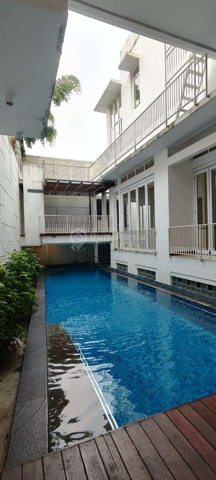 Sewa Rumah Mewah Dengan Pool di Pondok Indah