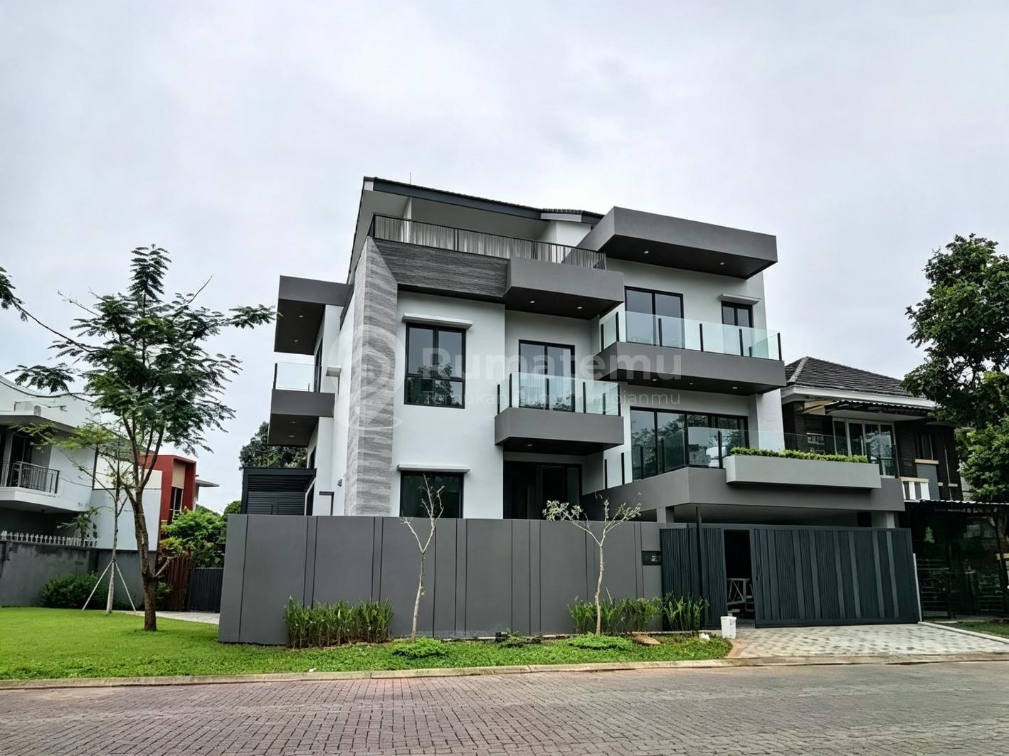 Rumah Baru Mewah Hook Boulevard Strategis Siap Nego
