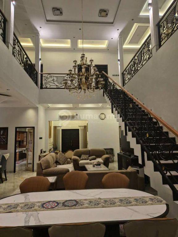 Rumah Cantik 2 Lantai Siap Huni di Raffles Hills Cibubur Kota Depok Dekat ke Tol Cibubur