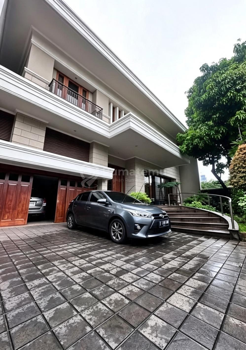 Rumah Luxurious Modern House di Menteng Jakarta Pusat 3 Lantai Siap Huni